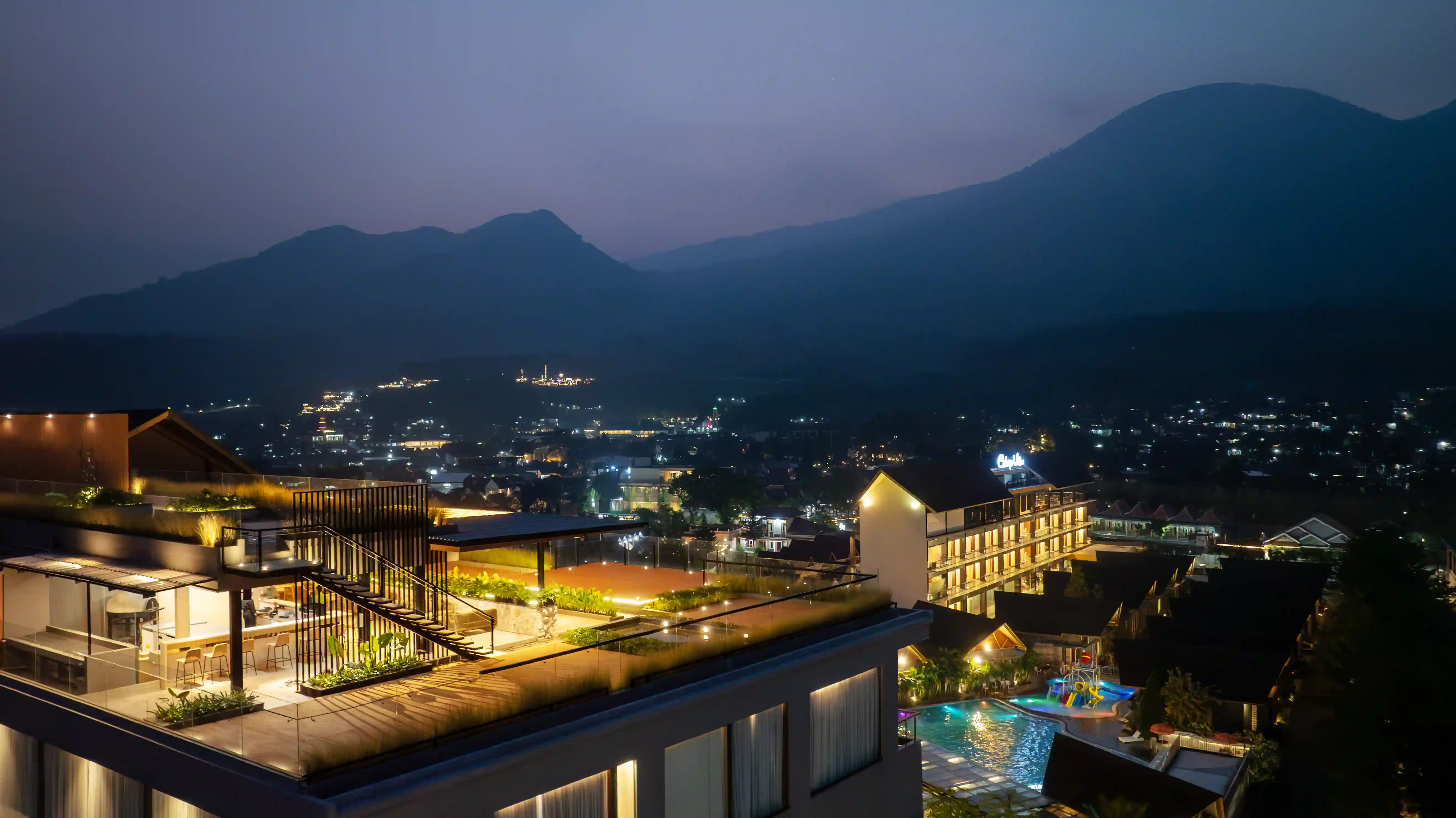 Skylounge Cahaya Villa suasana malam